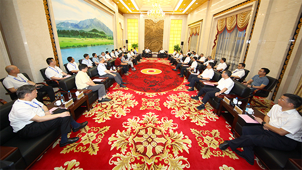 龙岩市委书记李建成看望参会院士专家代表  张国旺代市长致开幕辞