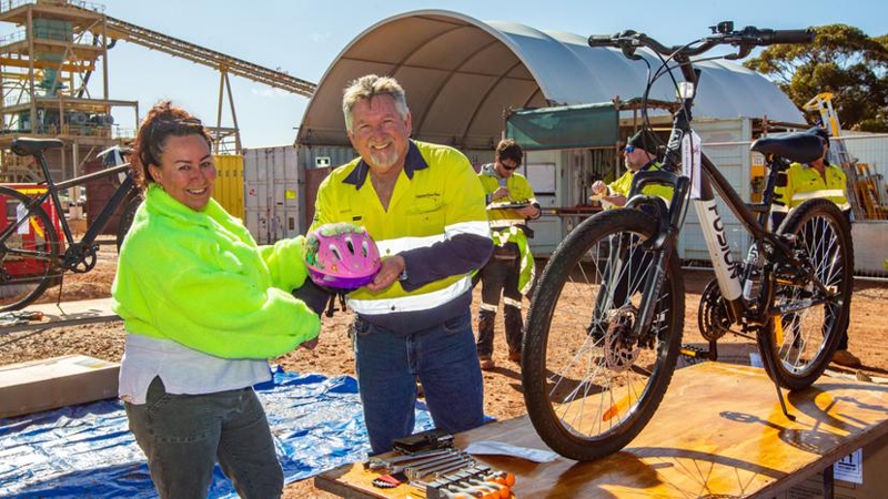 诺顿金田向卡尔古利社区儿童捐赠自行车