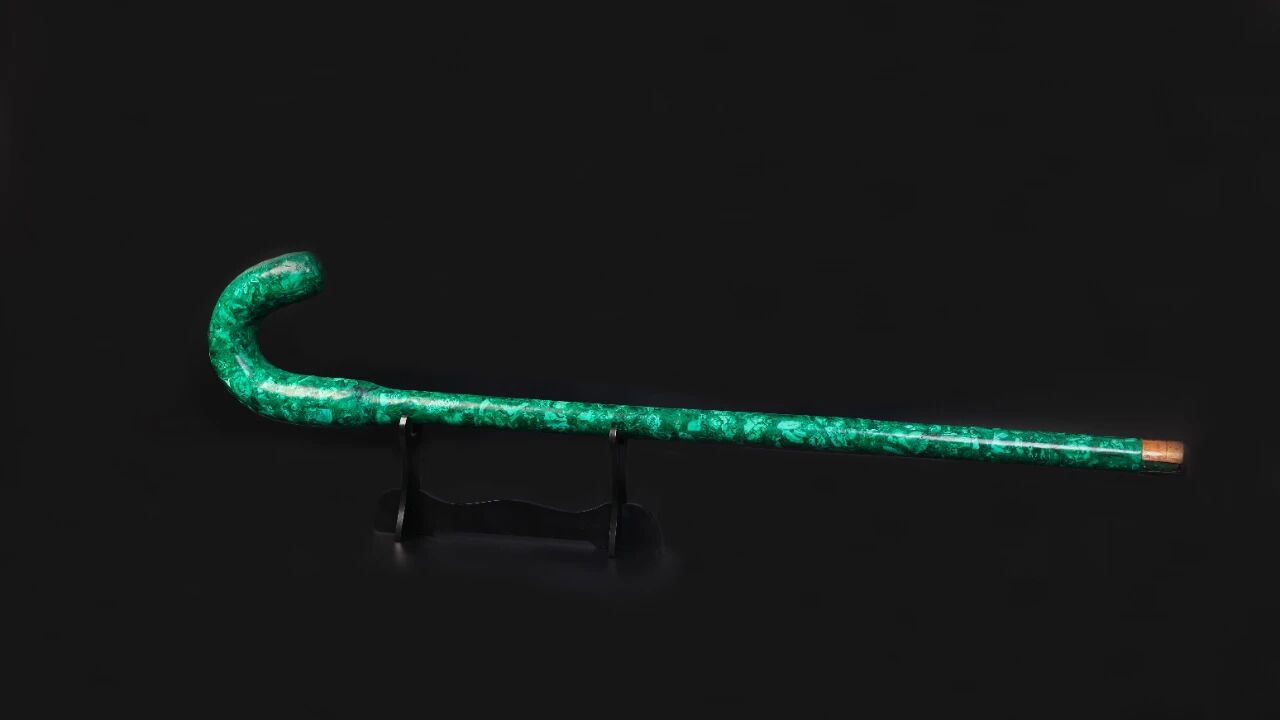 刚果（金）卢阿拉巴大酋长向紫金矿业捐赠随身权杖